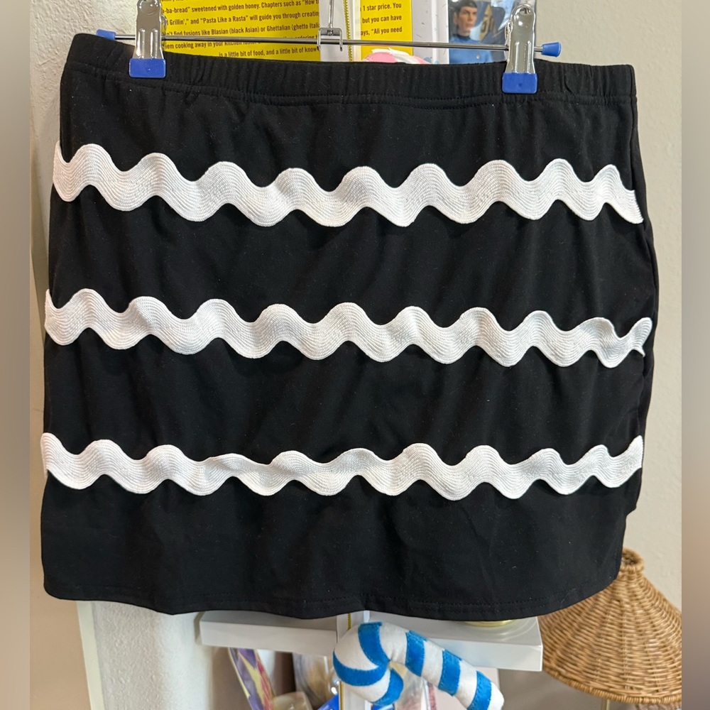 Black Skort with Ric Rac Trim - Picture 5 of 7